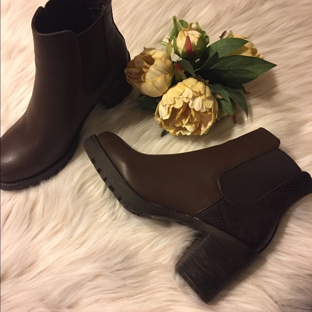 BROWN FAUX LEATHER ANKLE BOOTS - Picture 2 of 7